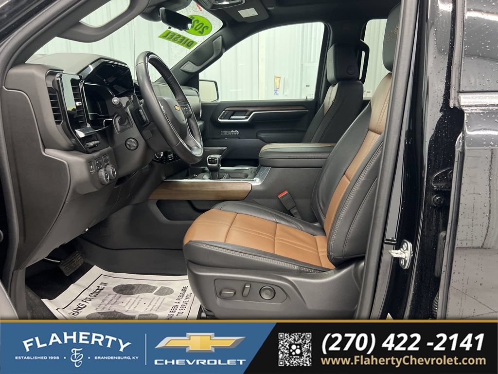 Used 2025 Chevrolet Silverado 1500 High Country AWD/4WD image 9