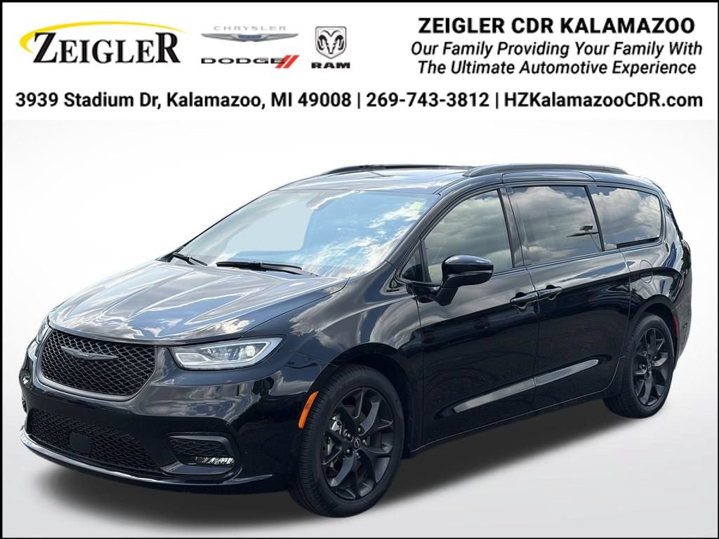 Certified 2025 Chrysler Pacifica Limited FWD image 1