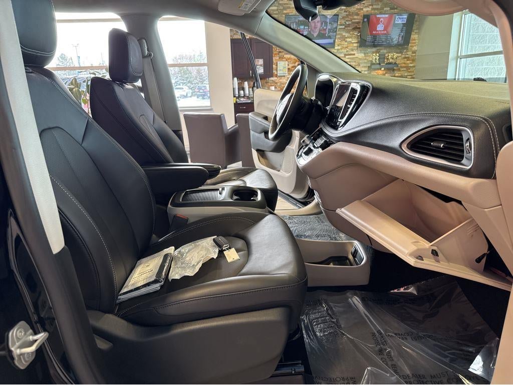 Used 2024 Chrysler Pacifica Touring-L AWD/4WD image 37