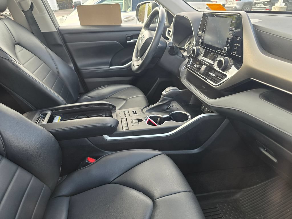 Used 2022 Toyota Highlander XLE AWD/4WD image 16