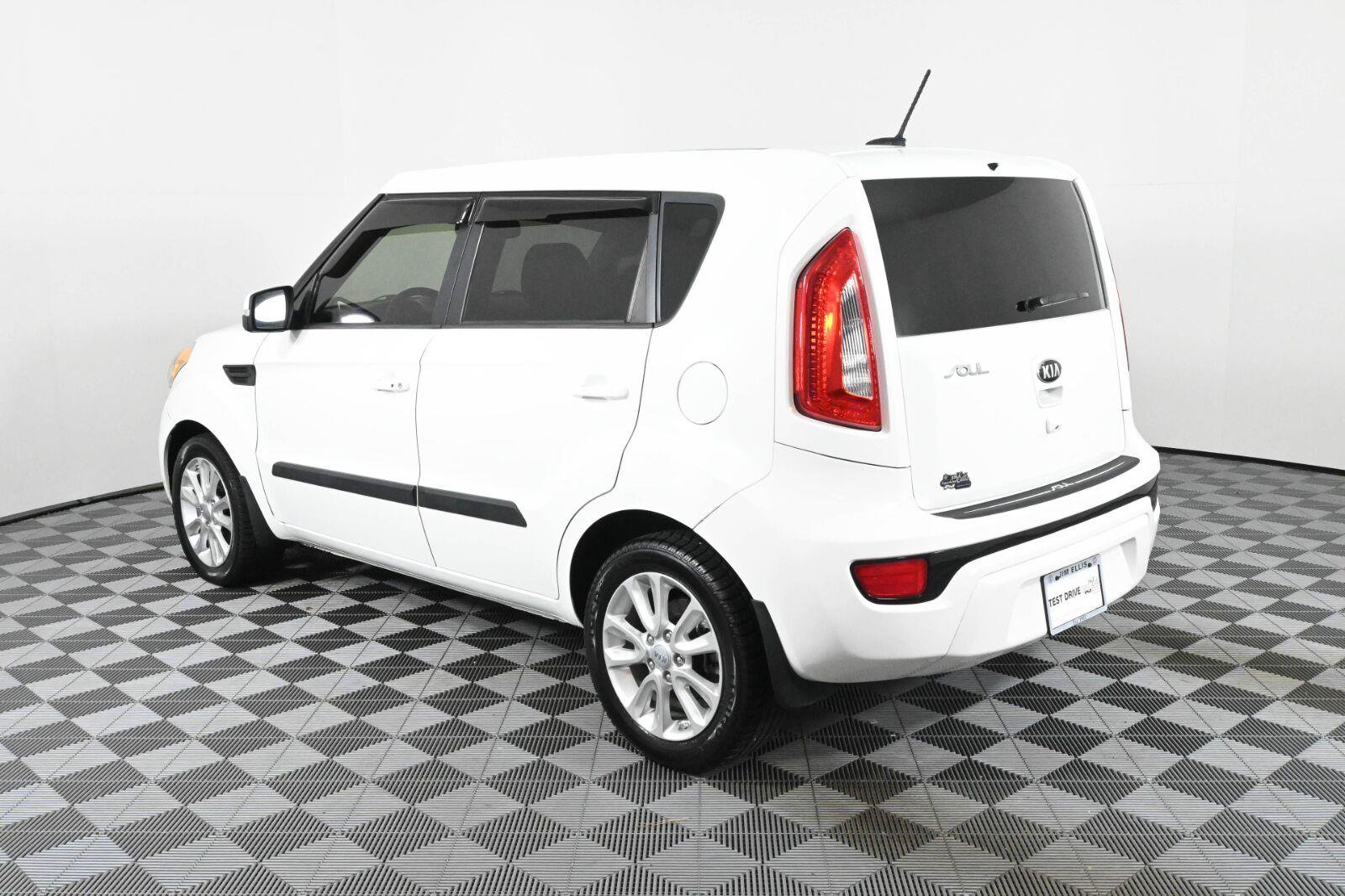 Used 2013 Kia Soul ! w/ Premium Pkg FWD image 7