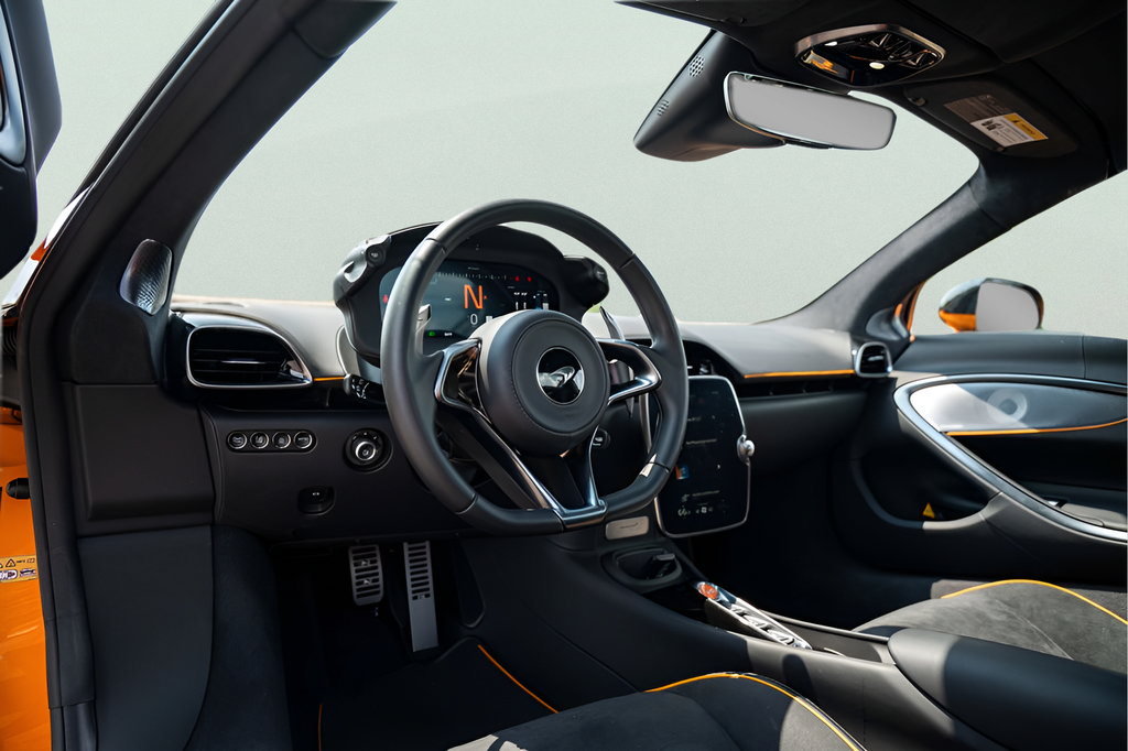 Used 2025 McLaren Artura Spider RWD image 34