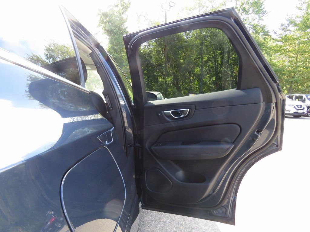 Used 2022 Volvo XC60 B5 Momentum image 16
