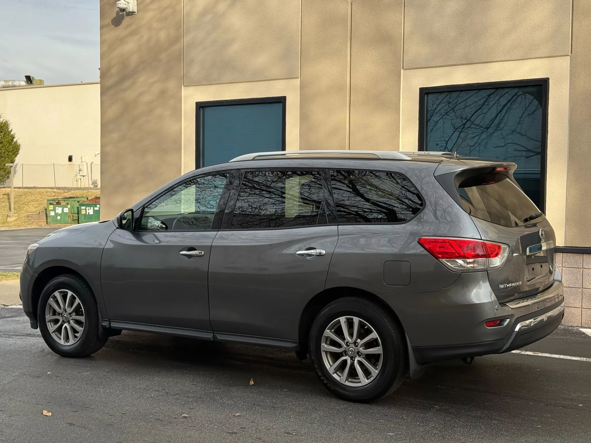 Used 2016 Nissan Pathfinder SV image 4