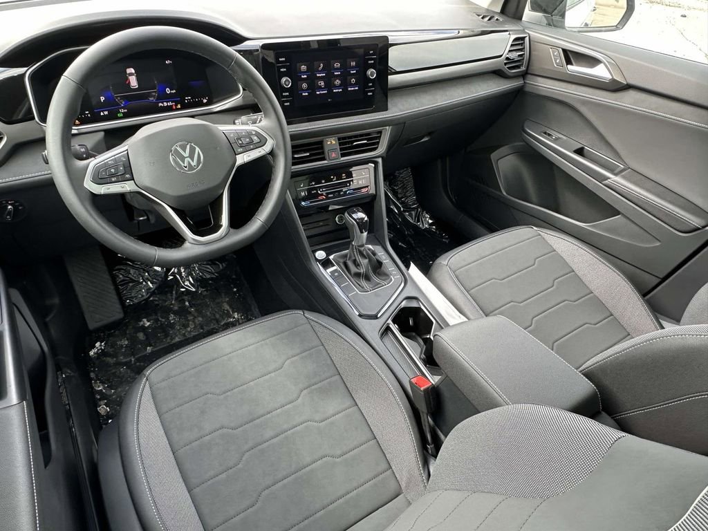 New 2025 Volkswagen Taos SE FWD image 9