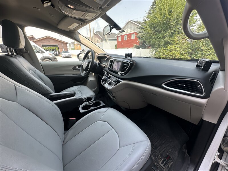 Used 2022 Chrysler Voyager LX FWD image 8