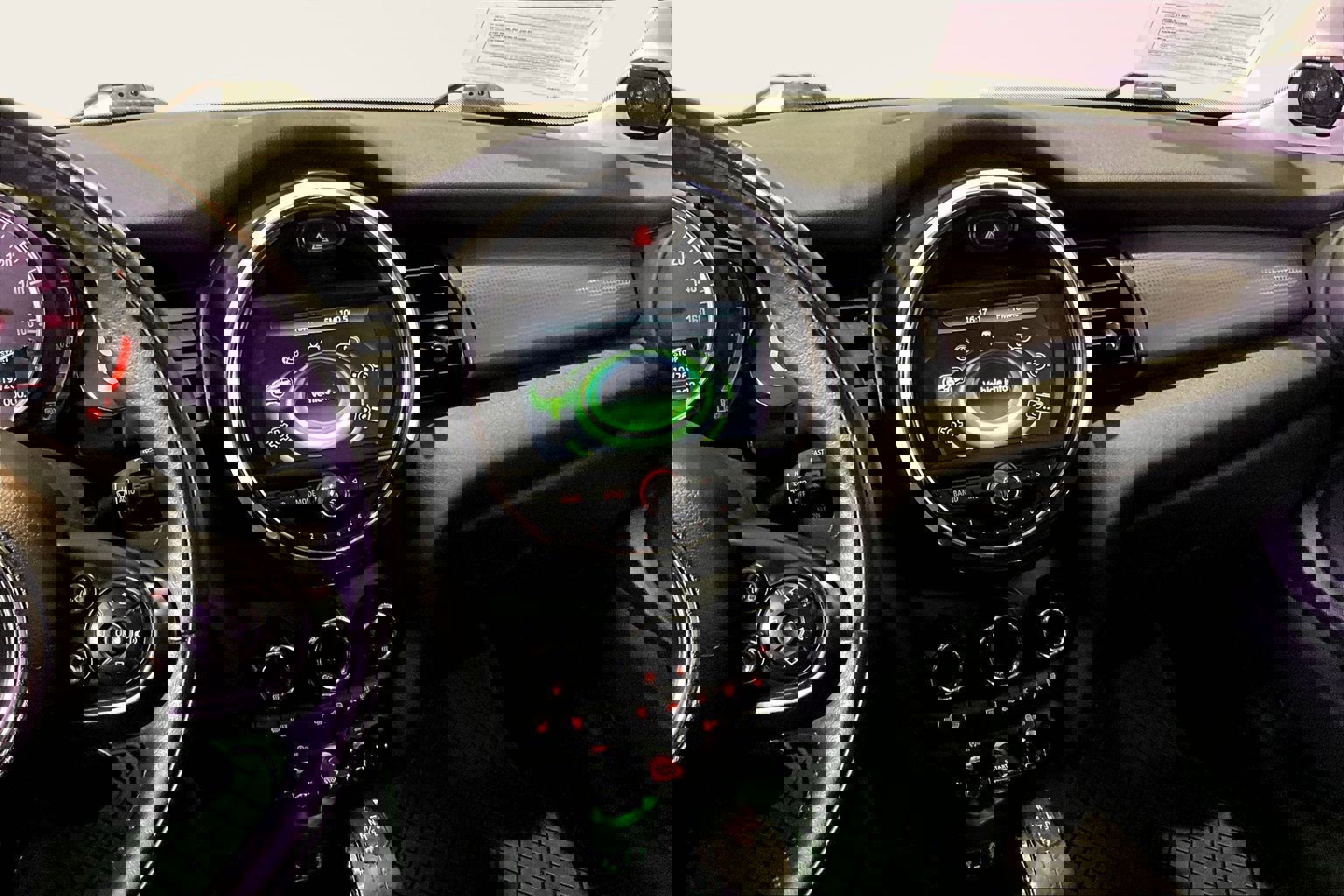 Used 2018 MINI Cooper 2-Door Hardtop w/ Premium Package image 9