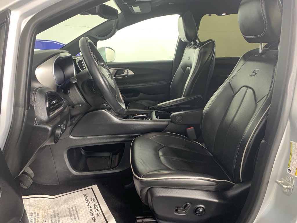 Used 2022 Chrysler Pacifica Limited w/ Uconnect Theater Family Group image 16