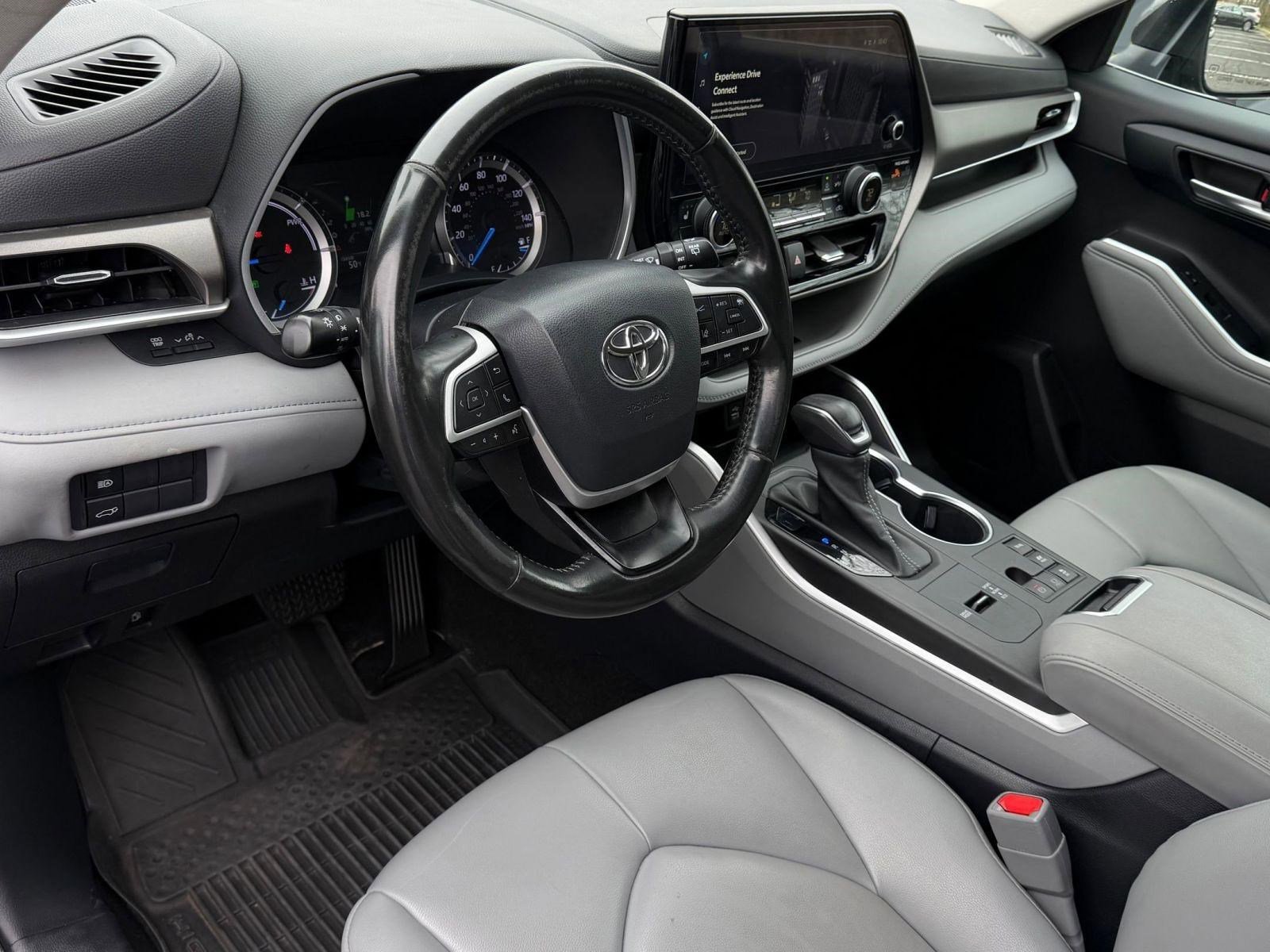 Used 2023 Toyota Highlander XLE image 4