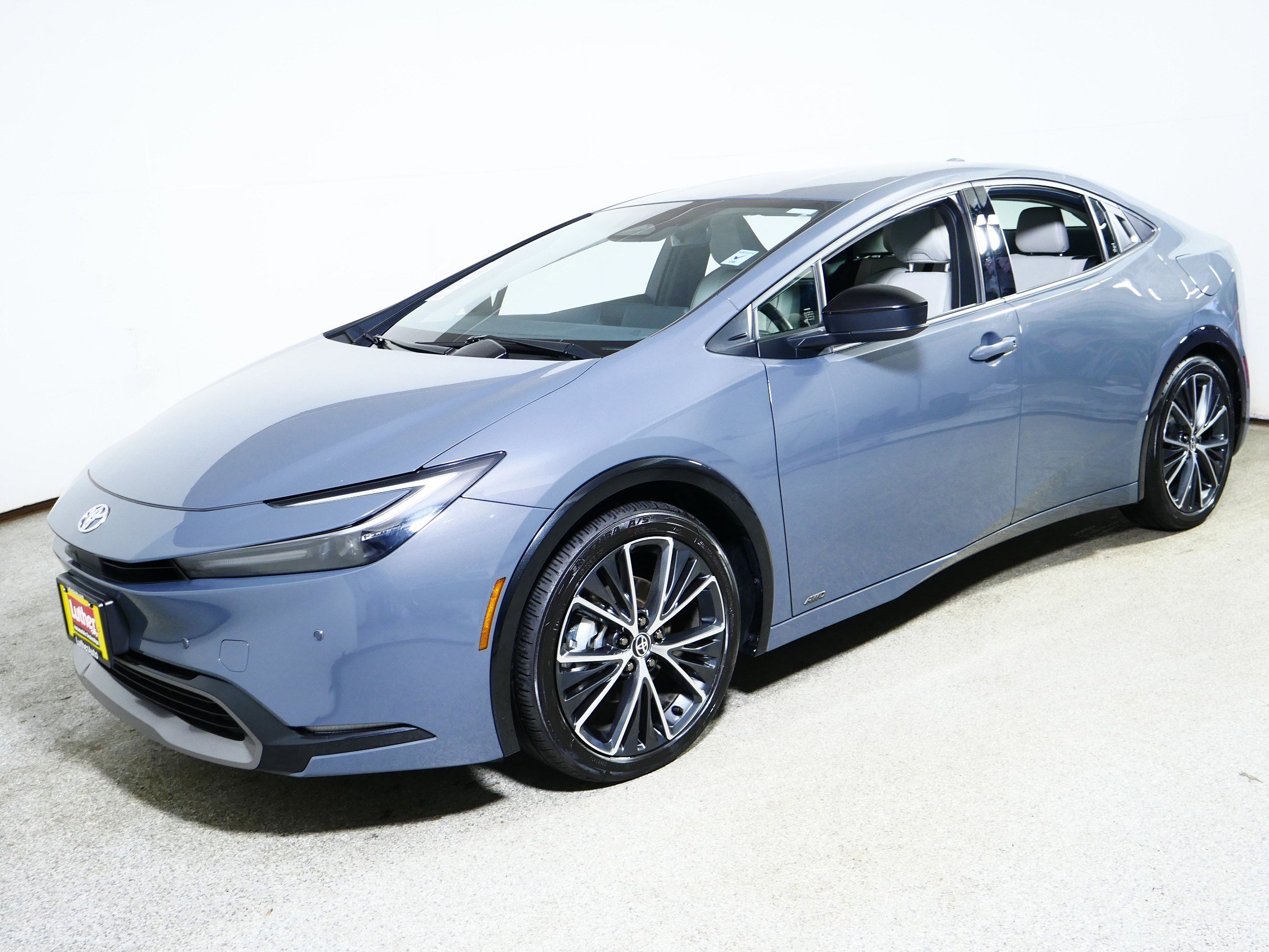 Used 2025 Toyota Prius XLE AWD/4WD image 3