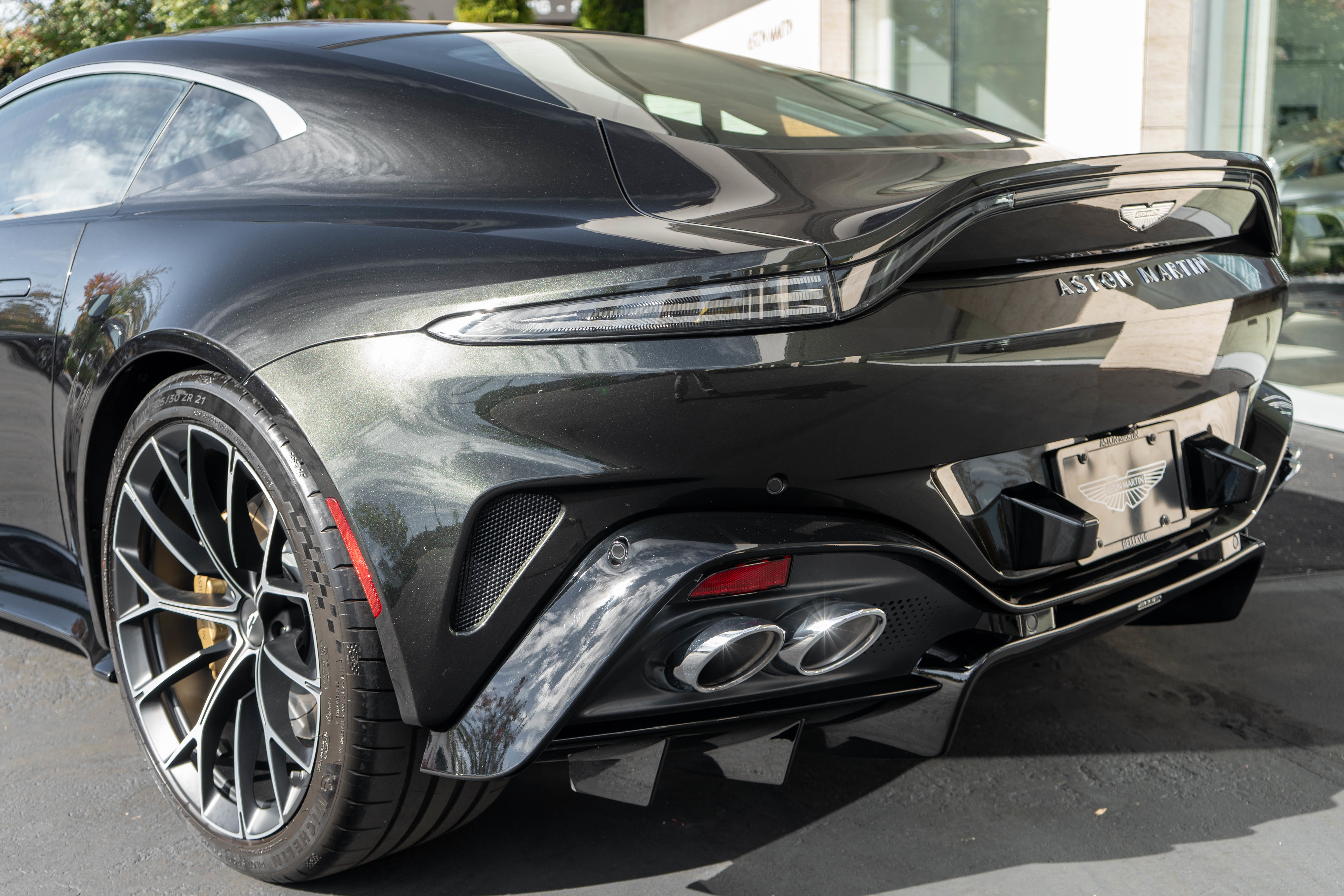 Used 2025 Aston Martin V8 Vantage Coupe image 39