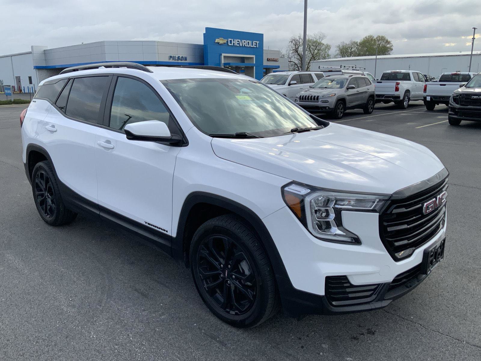 Used 2022 GMC Terrain SLE w/ Elevation Edition image 2