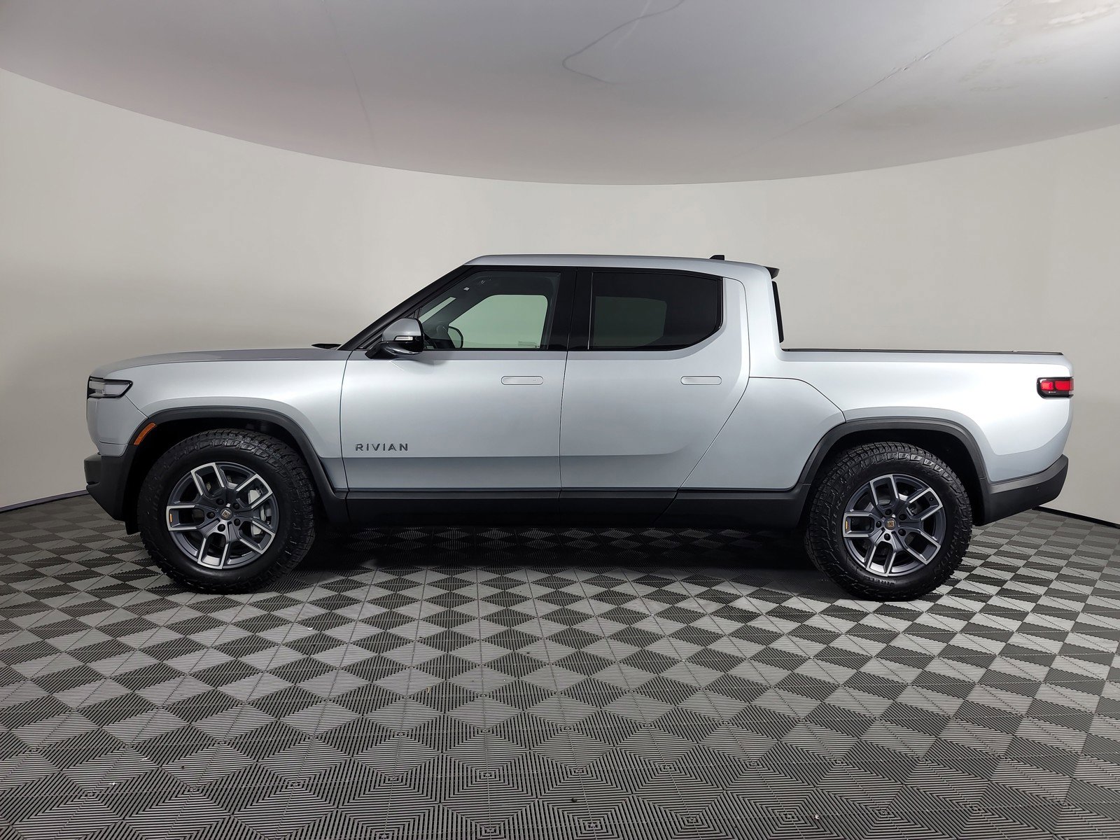 Used 2025 Rivian R1T Adventure image 2