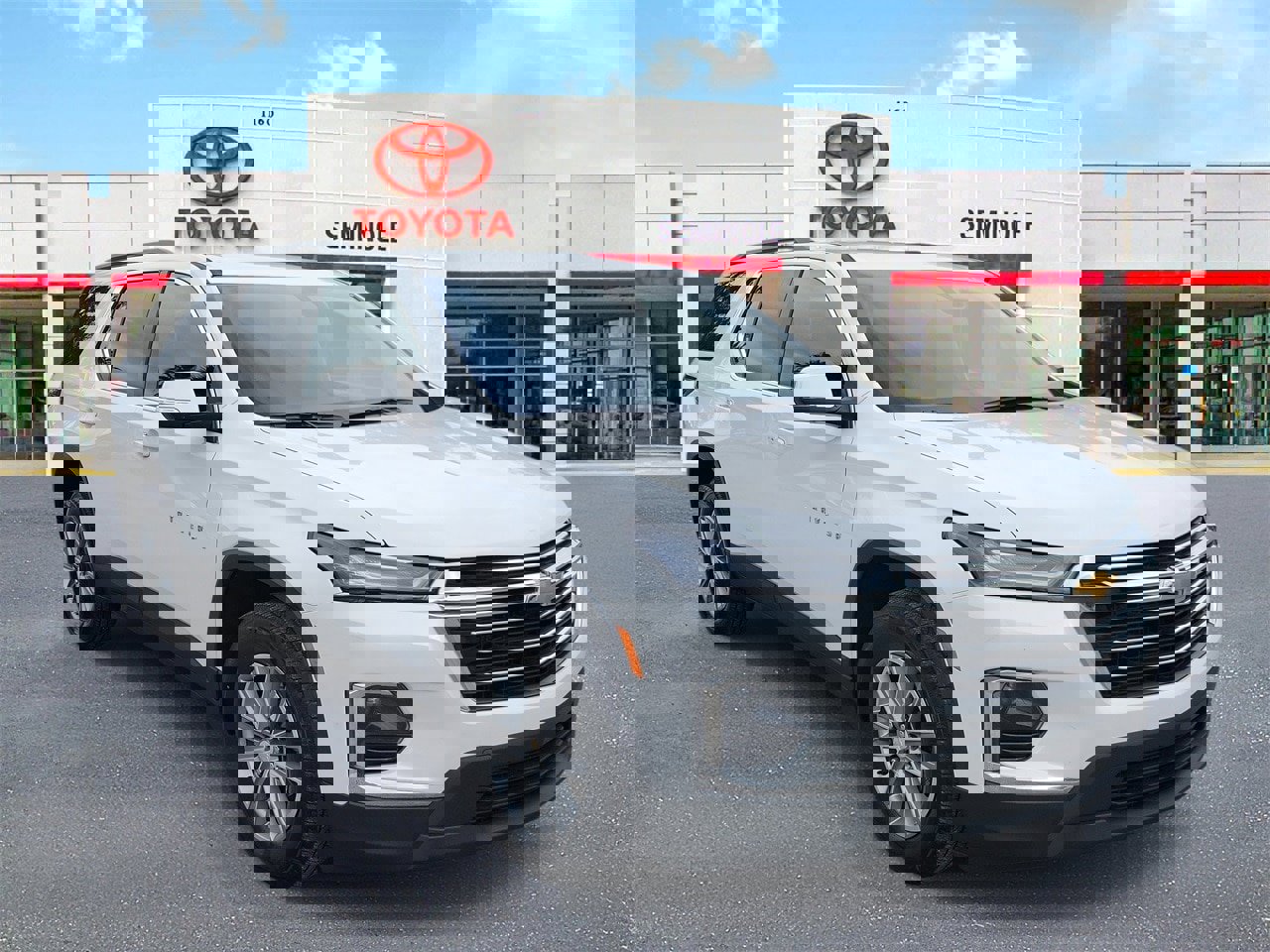 Used 2023 Chevrolet Traverse LT image 2