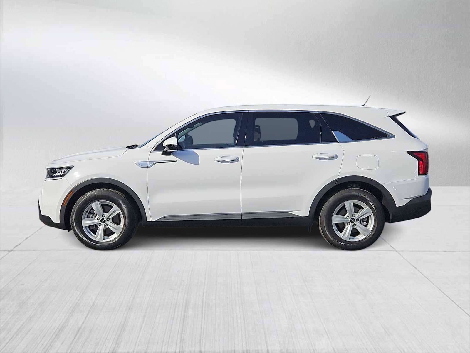 Used 2023 Kia Sorento LX image 5