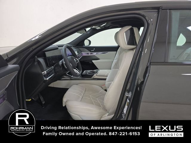 Used 2025 BMW 760i xDrive w/ Premium Package image 5