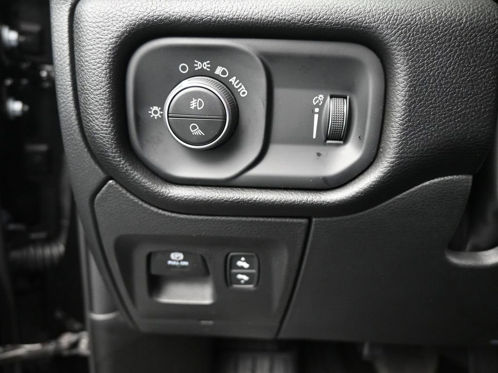 New 2026 RAM 1500 4x4 Crew Cab image 36