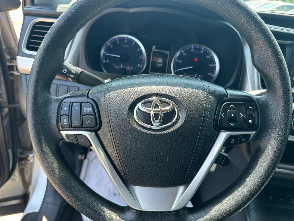 Used 2019 Toyota Highlander LE AWD/4WD image 18