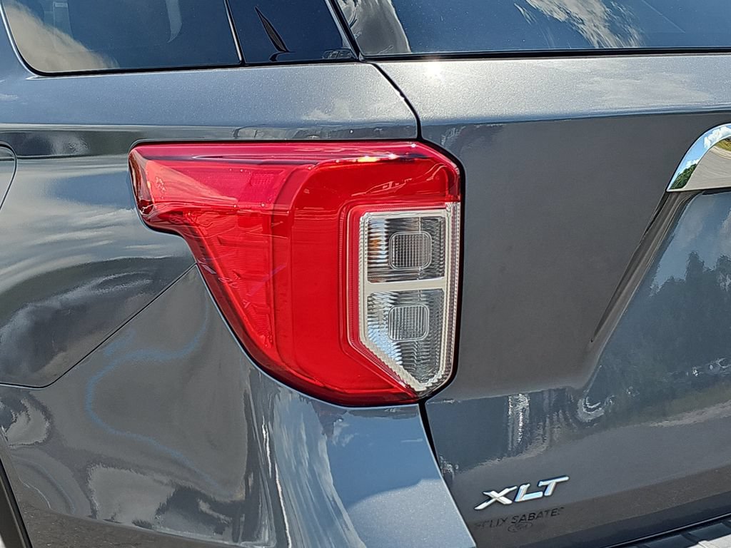Used 2021 Ford Explorer XLT w/ Equipment Group 202A AWD/4WD image 34