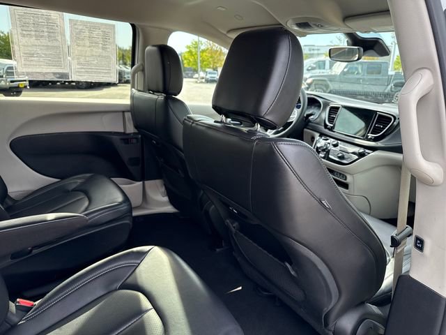 Used 2023 Chrysler Pacifica Touring-L FWD image 13