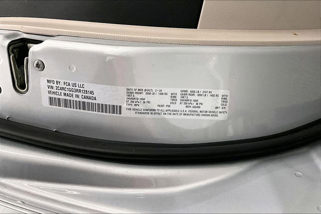 Used 2024 Chrysler Pacifica Limited image 37