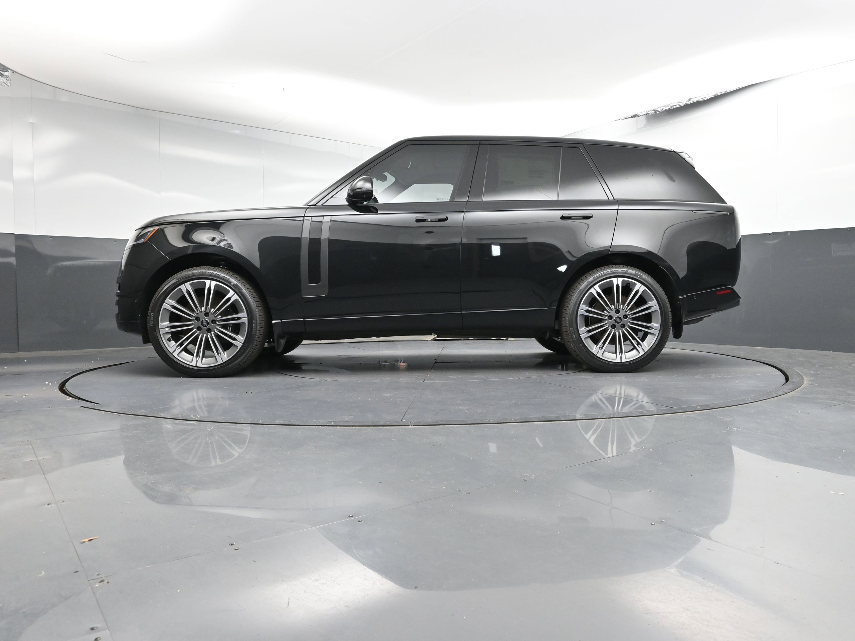 New 2025 Land Rover Range Rover SE image 28