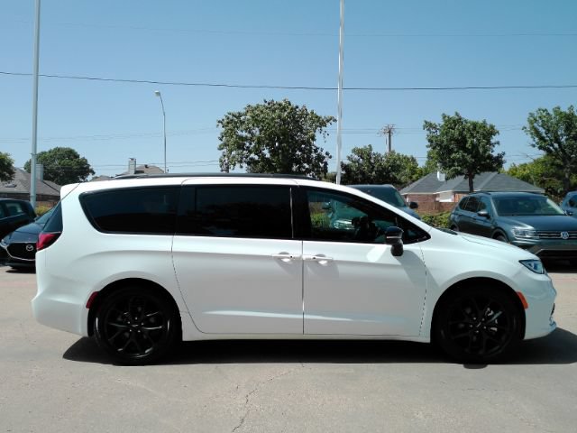 Used 2025 Chrysler Pacifica Limited FWD image 5
