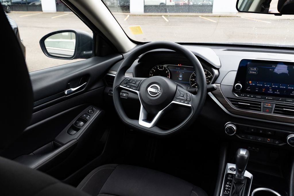 Used 2024 Nissan Altima 2.5 SV FWD image 9