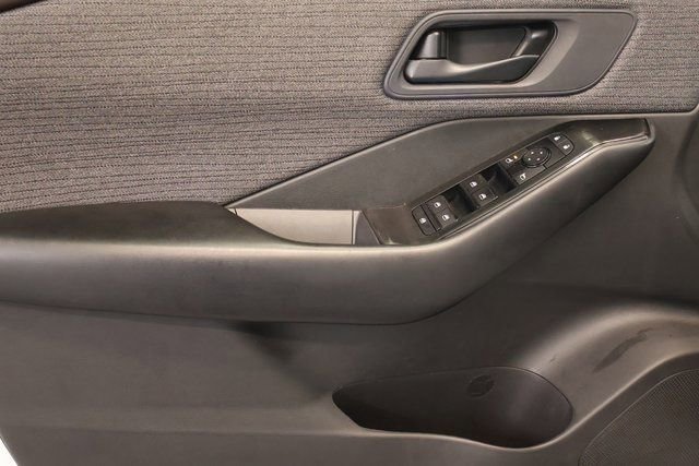 Used 2023 Nissan Rogue S image 11