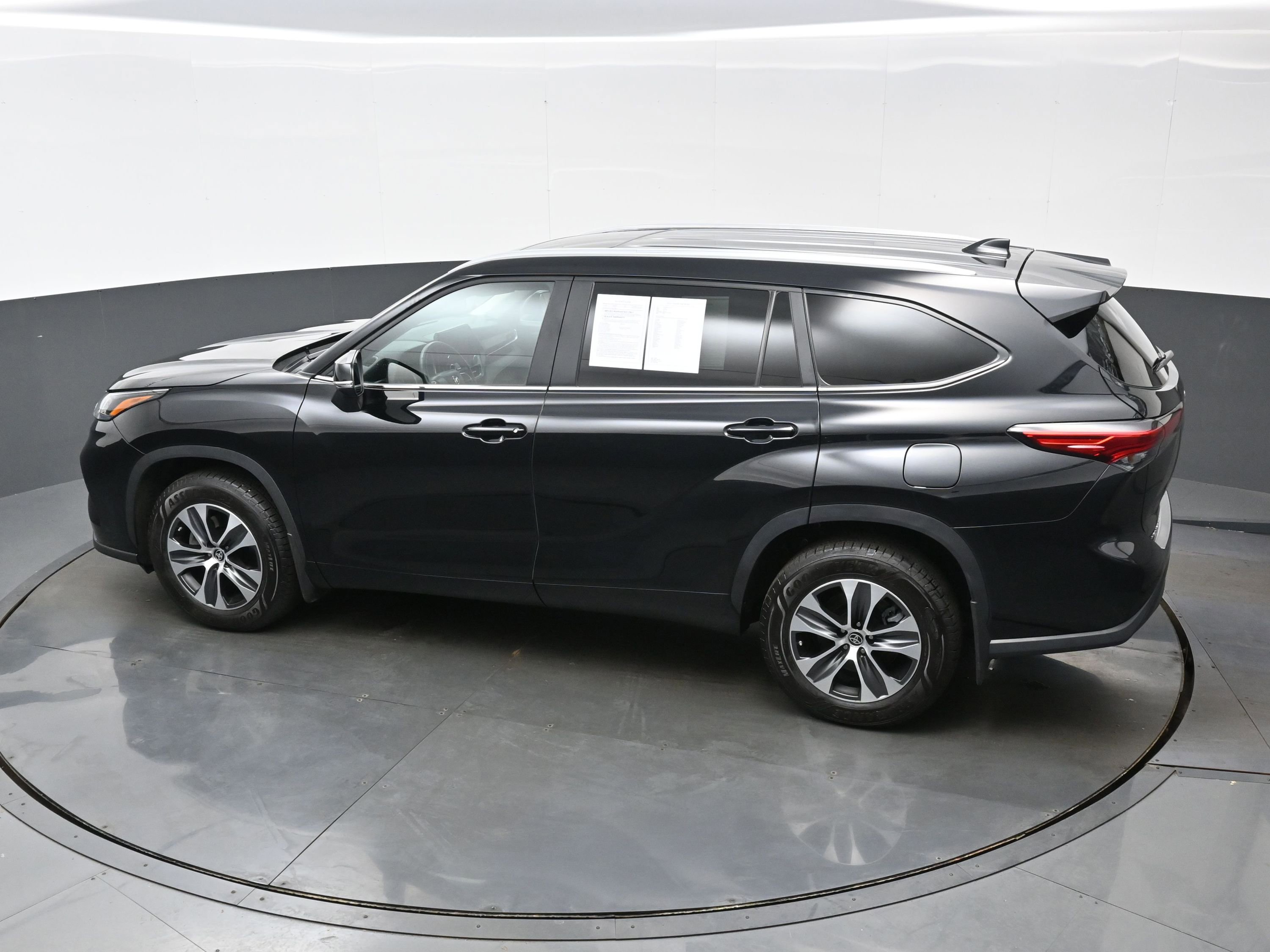 Used 2023 Toyota Highlander XLE AWD/4WD image 38