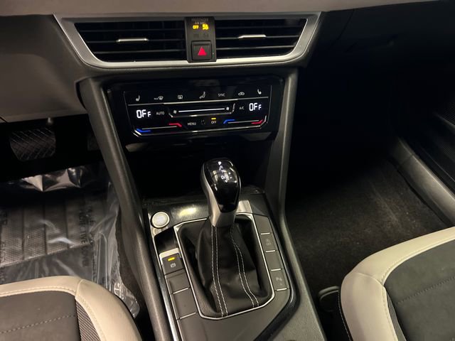 Certified 2025 Volkswagen Taos SE image 27