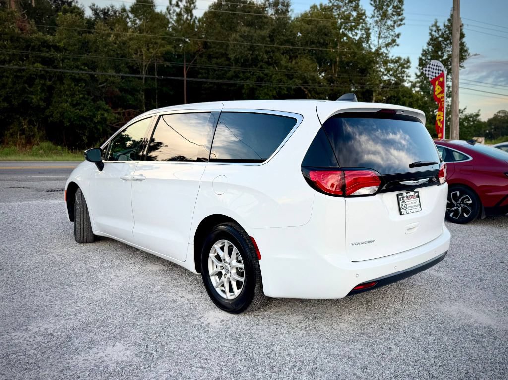 Used 2025 Chrysler Voyager LX FWD image 2