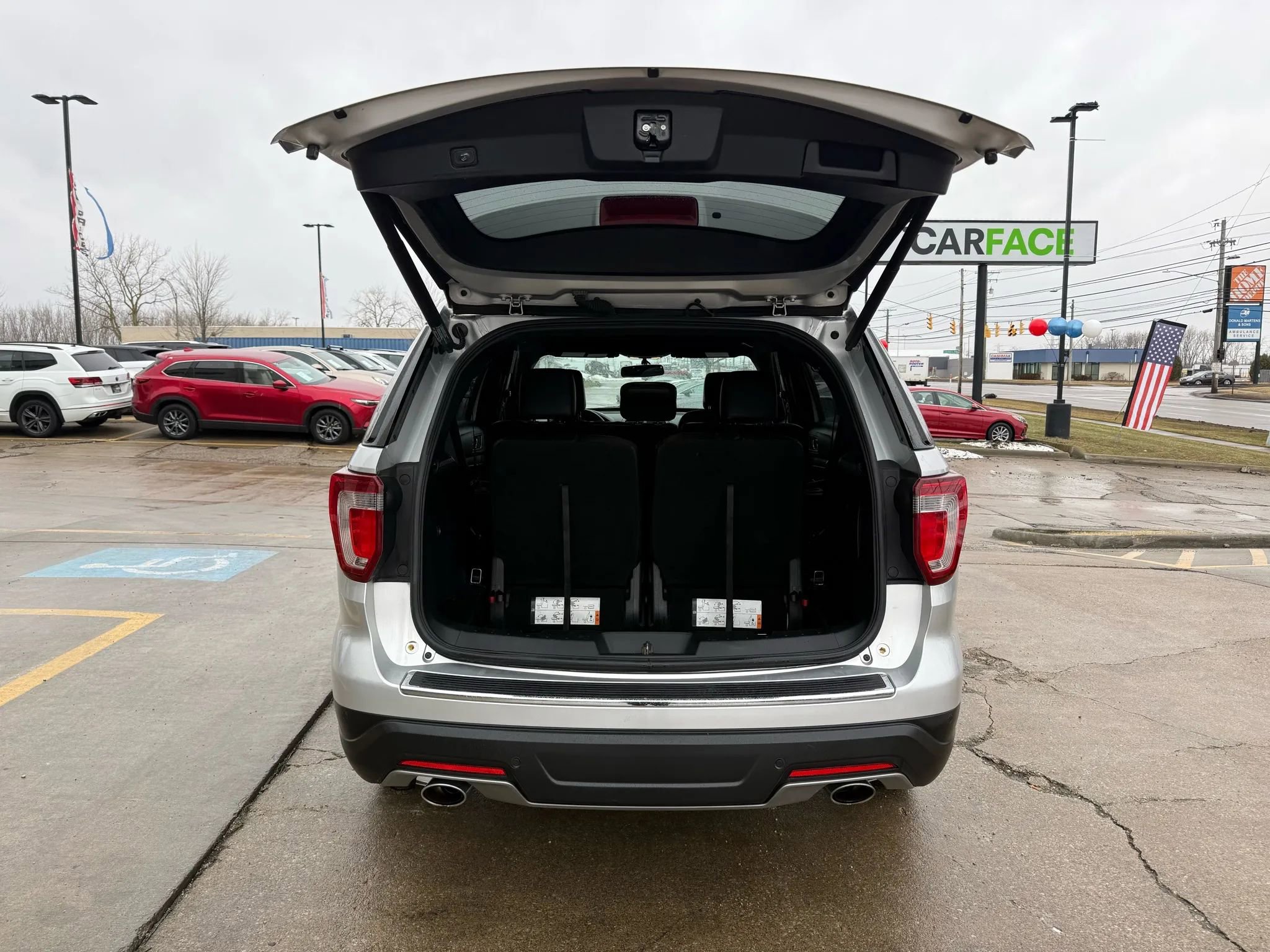 Used 2018 Ford Explorer XLT w/ Equipment Group 202A image 12
