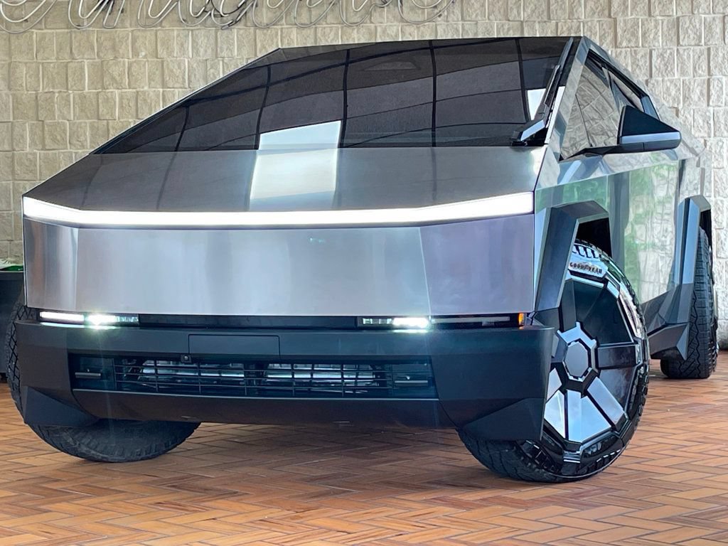 Used 2024 Tesla Cybertruck AWD Crew Cab image 2