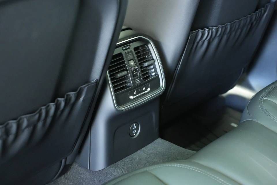 Certified 2025 Porsche Macan AWD/4WD image 26