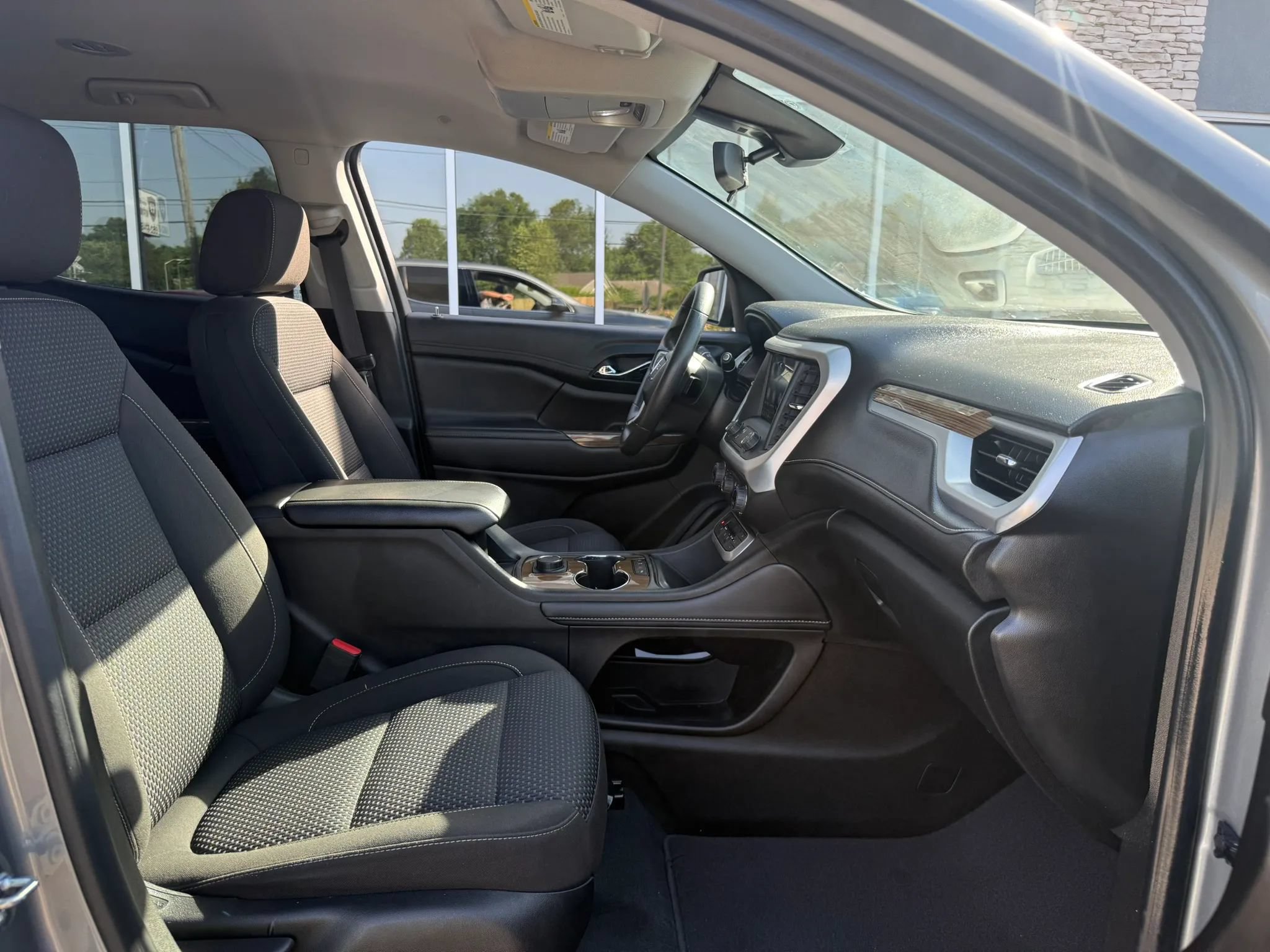 Used 2023 GMC Acadia SLE FWD image 13