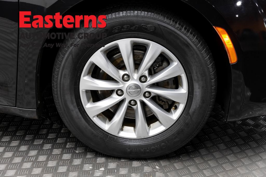 Used 2019 Chrysler Pacifica Touring-L FWD image 30