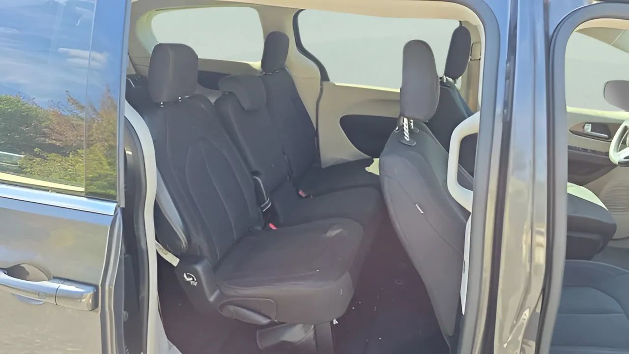 Used 2017 Chrysler Pacifica Touring image 32