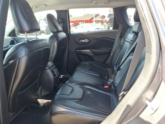 Used 2019 Jeep Cherokee Latitude Plus w/ Comfort/Convenience Group AWD/4WD image 19