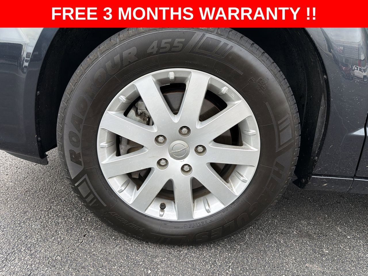 Used 2014 Chrysler Town & Country Touring FWD image 34