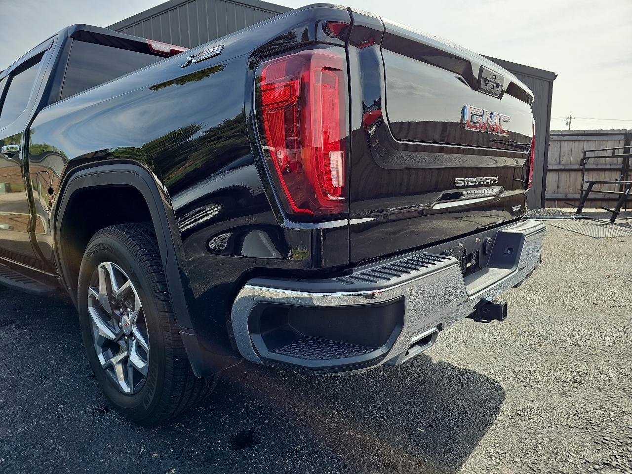 Used 2023 GMC Sierra 1500 SLT AWD/4WD image 23