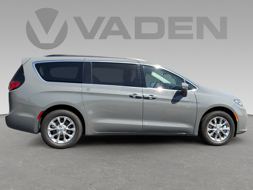 Used 2023 Chrysler Pacifica Touring-L FWD image 7