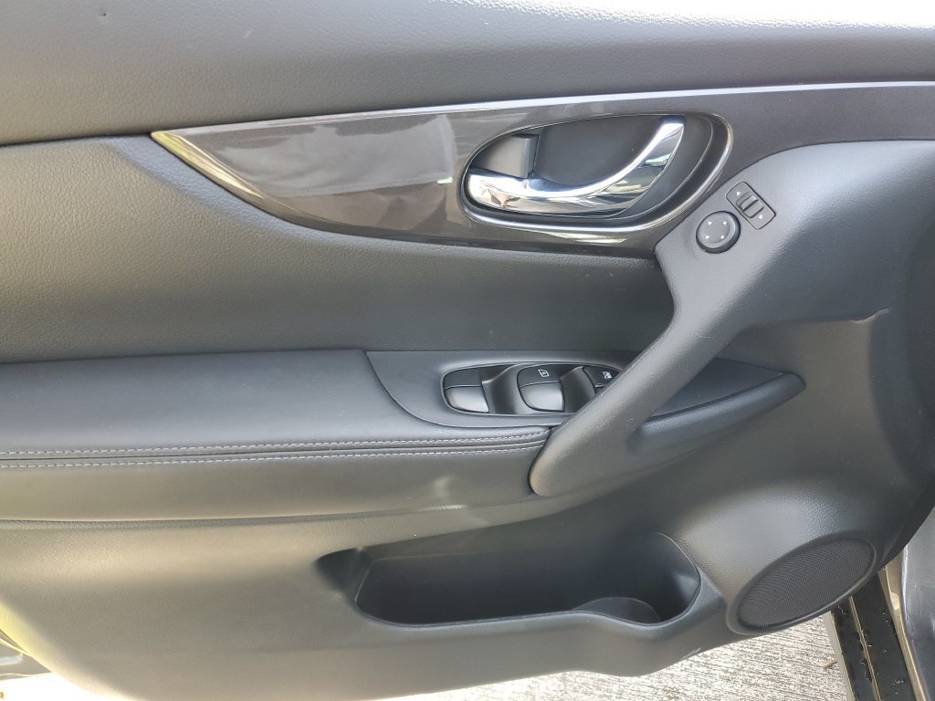 Used 2019 Nissan Rogue S w/ Special Edition Package FWD image 16