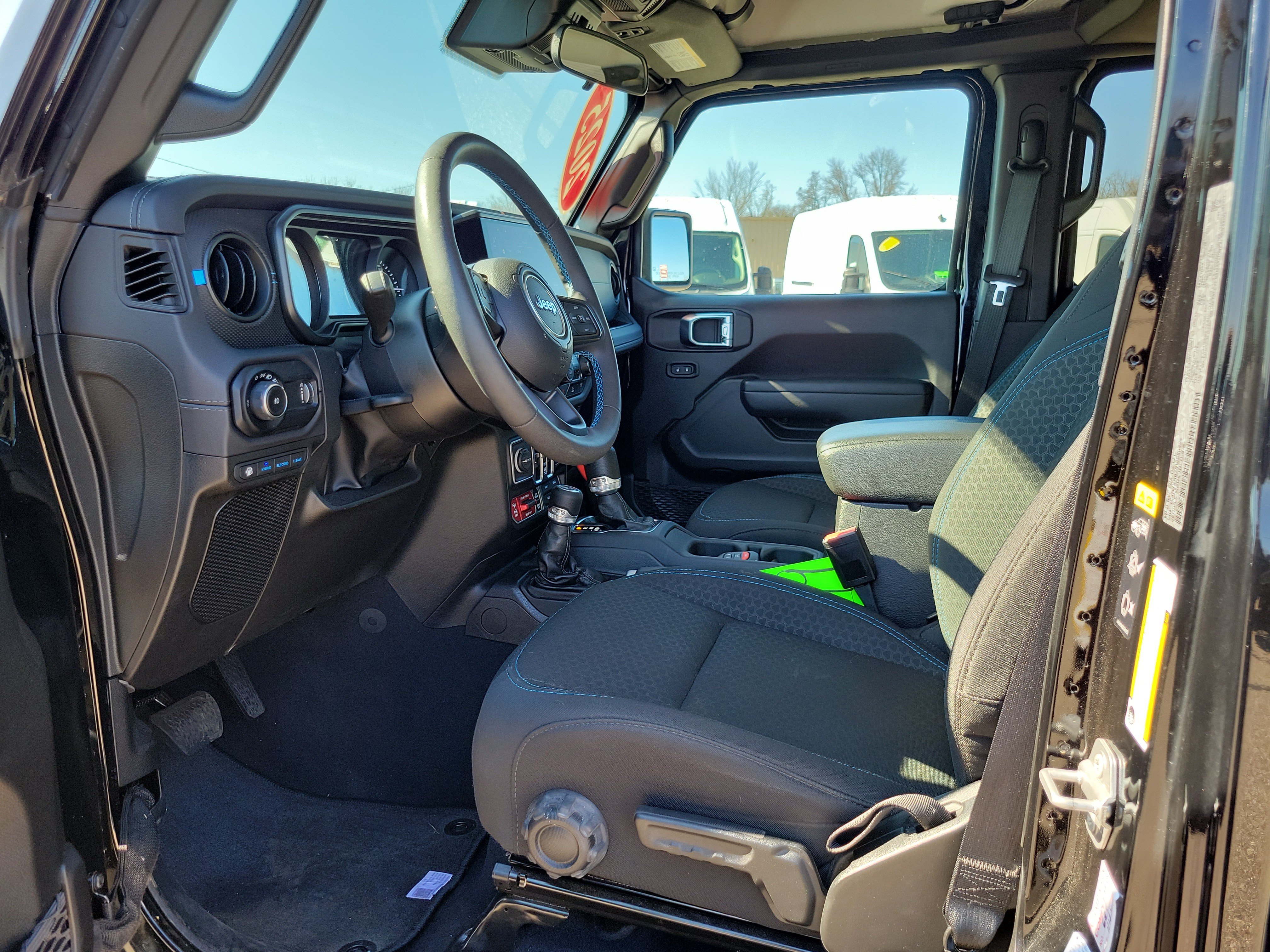 Used 2025 Jeep Wrangler Unlimited Rubicon 4xe w/ Convenience Group AWD/4WD image 7