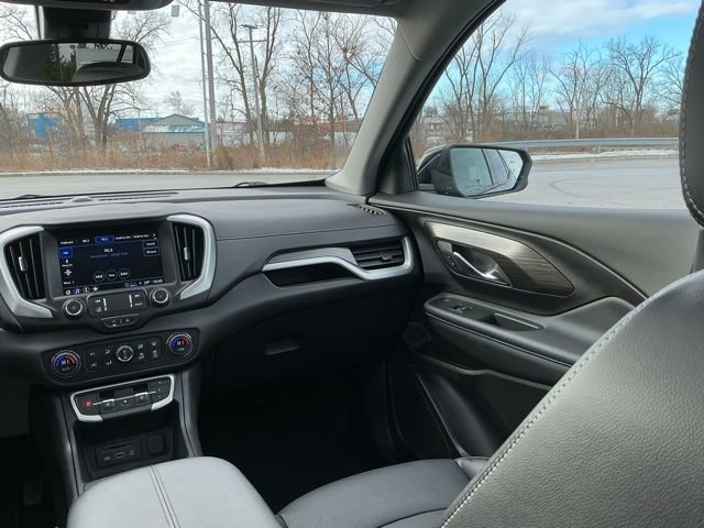 Used 2024 GMC Terrain SLT image 31