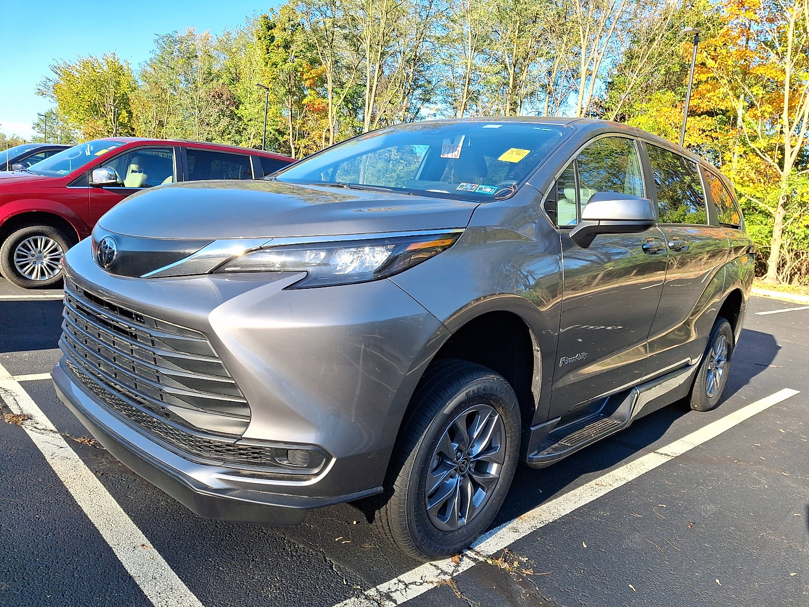 Used 2026 Toyota Sienna LE FWD image 2