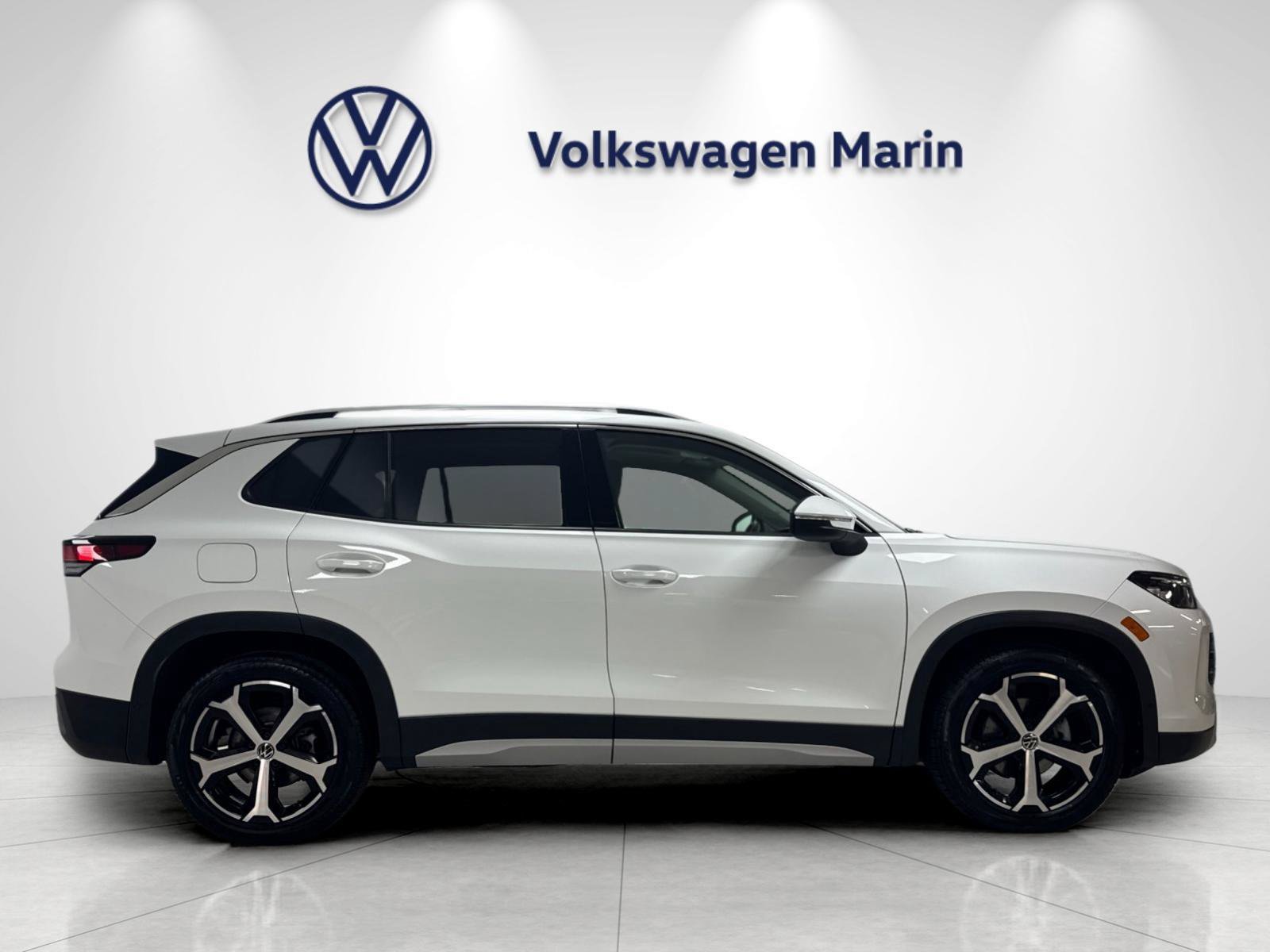 Used 2026 Volkswagen Tiguan SE w/ Panoramic Sunroof Package FWD image 6