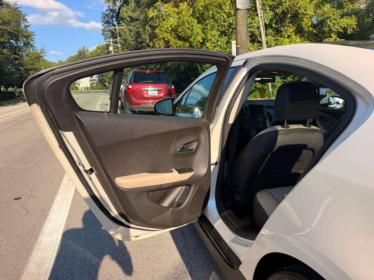 Used 2012 Chevrolet Volt Premium w/ Premium Trim Package FWD image 19