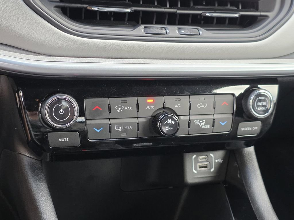 Used 2024 Jeep Compass Limited image 21
