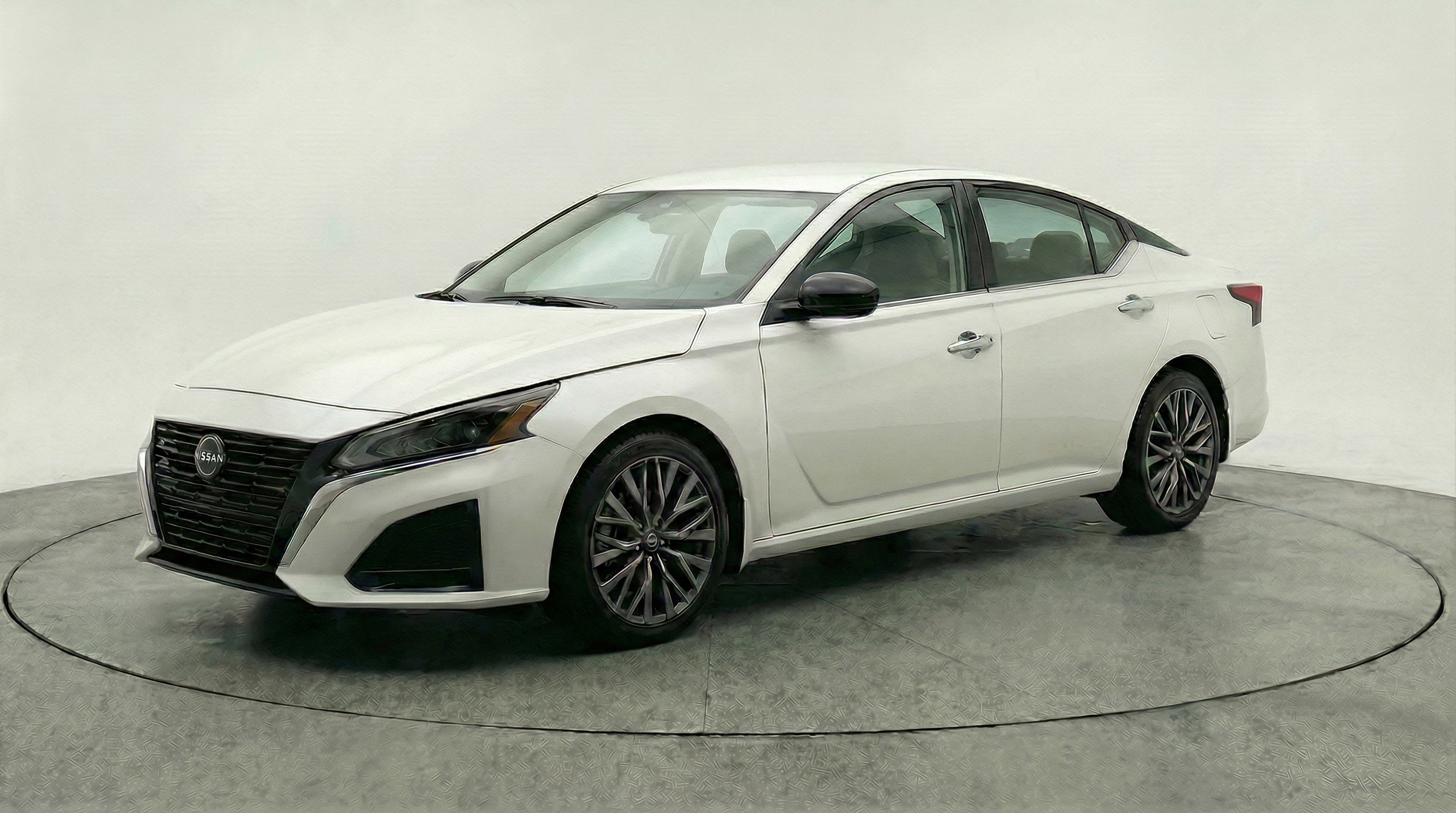 Used 2025 Nissan Altima 2.5 SV FWD image 3
